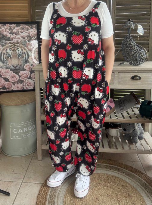 Combinaison salopette noire Hello Kitty & Red Apples du 38 au 52