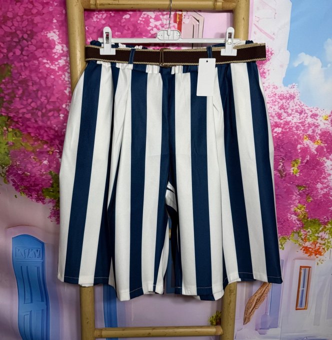 AVEC DEFAUT !!! Bermuda Short long cuisses larges  blanc rayé marine + ceinture du 42 au 54