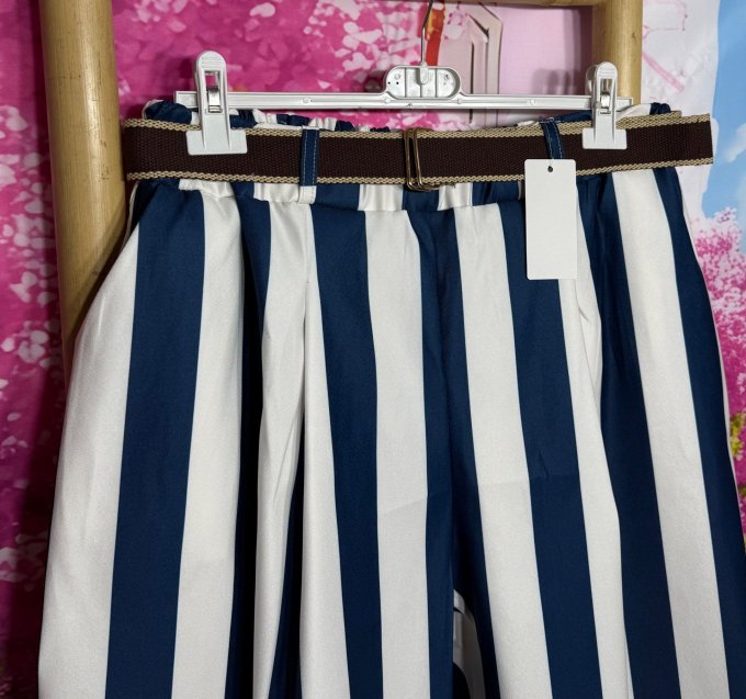 AVEC DEFAUT !!! Bermuda Short long cuisses larges  blanc rayé marine + ceinture du 42 au 54