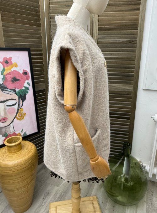 Veste sans manches façon gilet bouclette beige + broche dorée Soleil du 40 au 52 et même +
