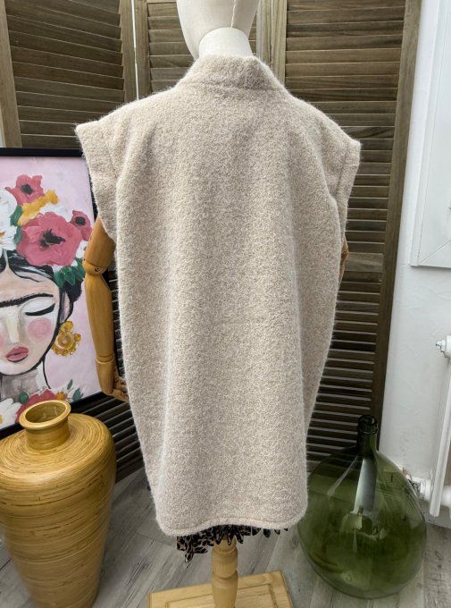 Veste sans manches façon gilet bouclette beige + broche dorée Soleil du 40 au 52 et même +