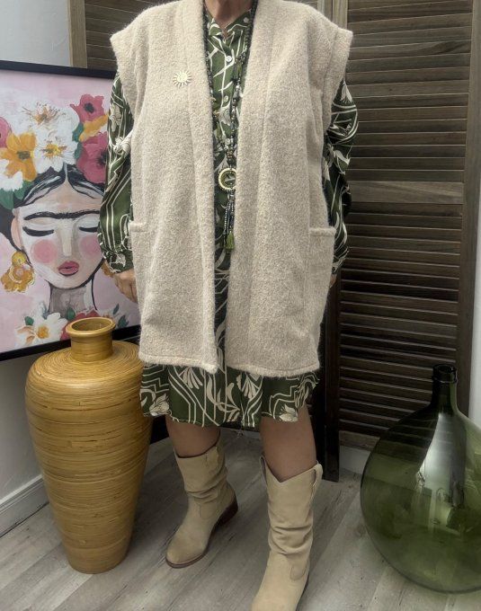 Veste sans manches façon gilet bouclette beige + broche dorée Soleil du 40 au 52 et même +