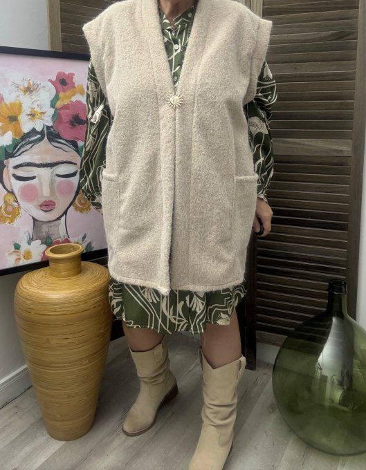 Veste sans manches façon gilet bouclette beige + broche dorée Soleil du 40 au 52 et même +