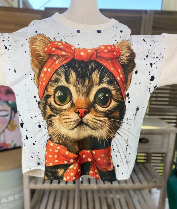 Sweat manches longues satiné et velours crème Le Chat au noeud rouge du 40 au 50 