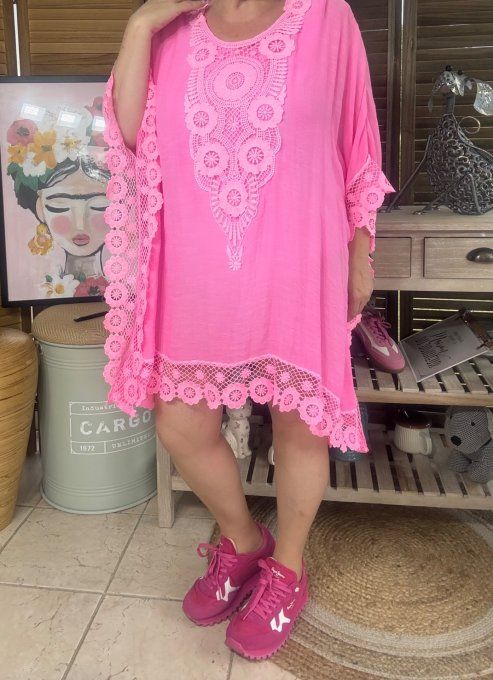 Tunique de plage façon poncho rose fluo broderie anglaise du 42 au 56