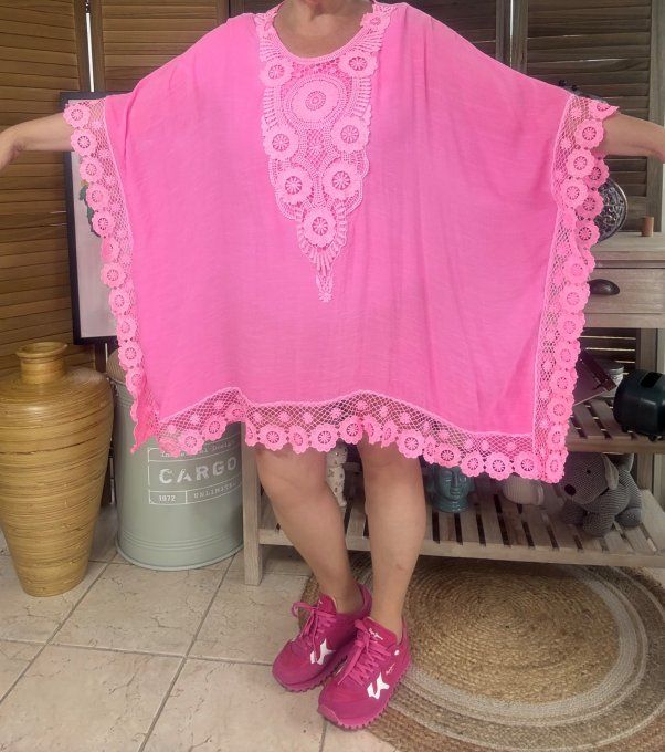 Tunique de plage façon poncho rose fluo broderie anglaise du 42 au 56