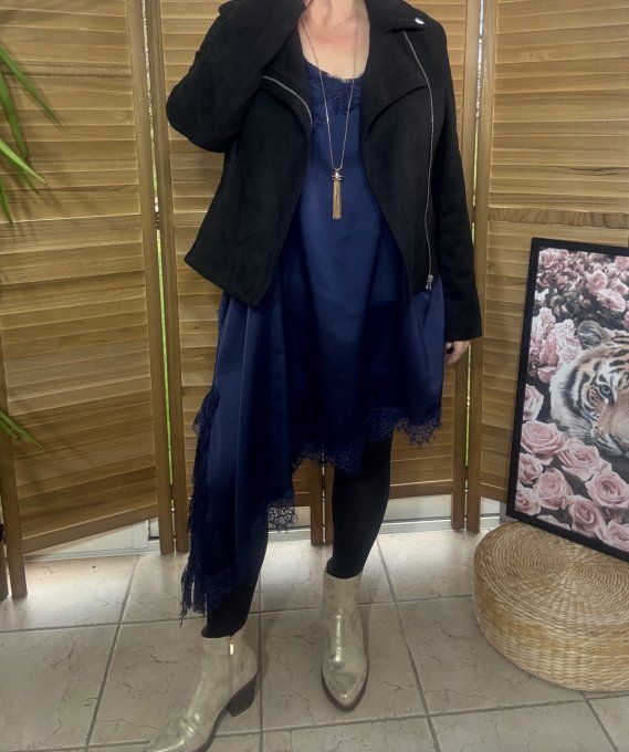 Robe nuisette asymétrique satinée marine et dentelle bretelles réglables du 40 au 52 