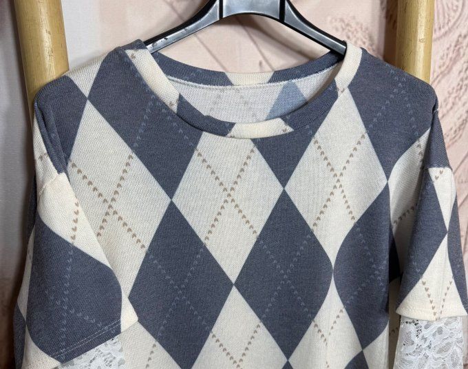 Top "2 en 1" Losanges Argyle Marine & manches longues en dentelle blanche du 36 au 46/48