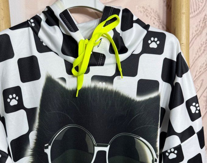 Sweat à capuche oversize blanc carreaux noirs Le Chat noir en Scooter du 40 au 52/54 