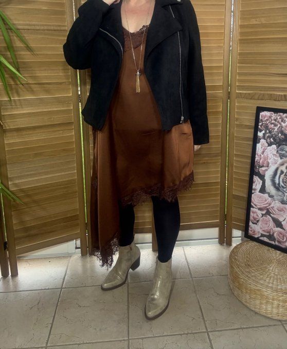 Robe nuisette asymétrique satinée chocolat et dentelle bretelles réglables du 40 au 52 