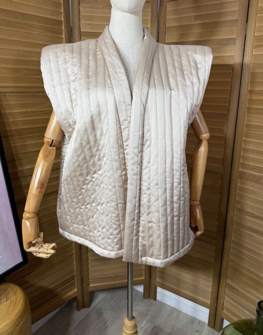Veste courte sans manches matelassée satinée beige + ceinture du 36 au 50 et même +