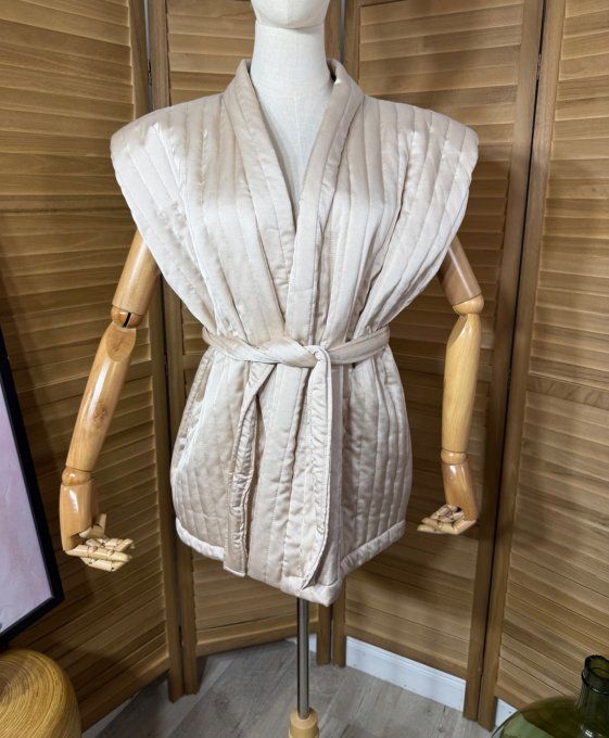 Veste courte sans manches matelassée satinée beige + ceinture du 36 au 50 et même +