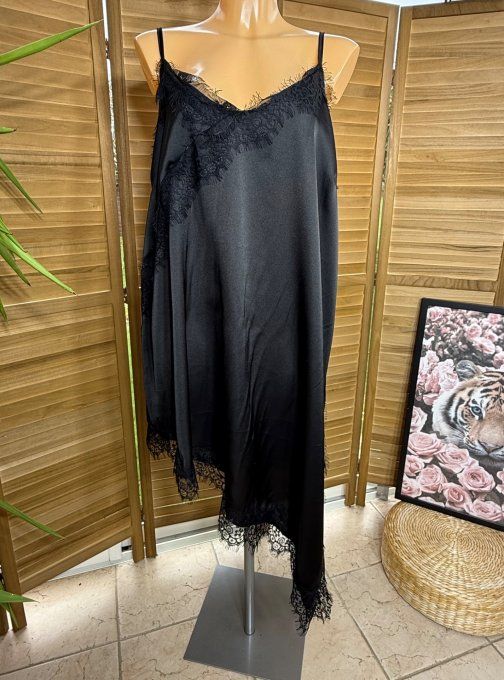 Robe nuisette asymétrique satinée noire et dentelle fines bretelles du 40 au 52 