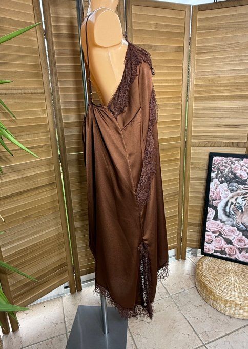 Robe nuisette asymétrique satinée chocolat et dentelle bretelles réglables du 40 au 52 