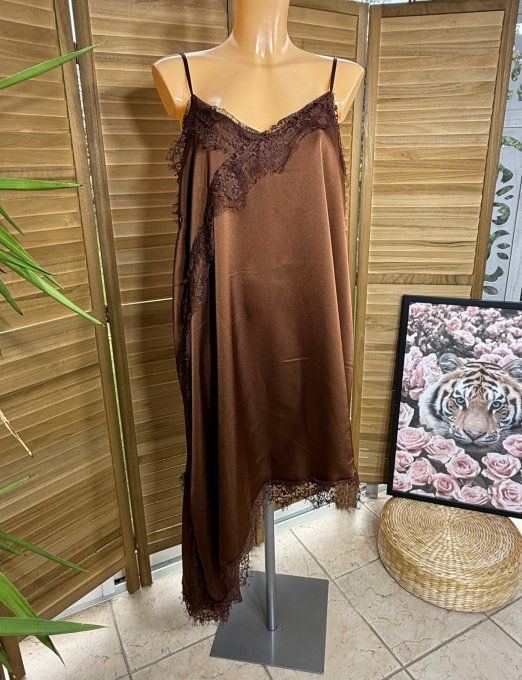 Robe nuisette asymétrique satinée chocolat et dentelle bretelles réglables du 40 au 52 