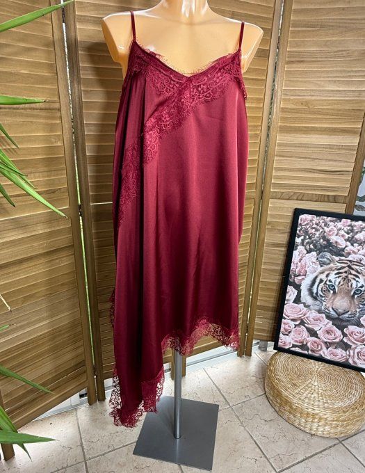 Robe nuisette asymétrique satinée bordeaux et dentelle bretelles réglables du 40 au 52