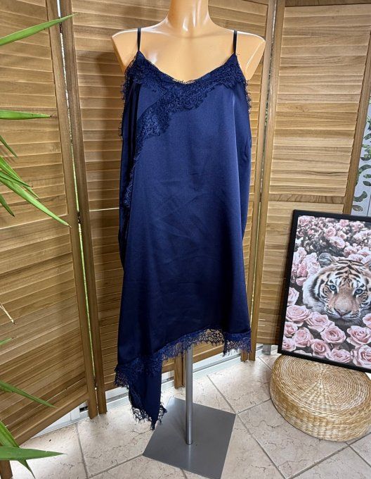Robe nuisette asymétrique satinée marine et dentelle bretelles réglables du 40 au 52 