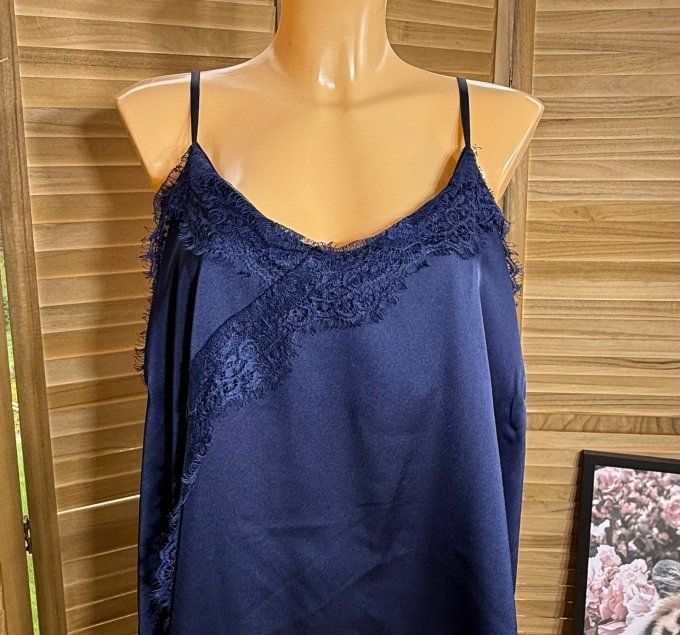 Robe nuisette asymétrique satinée marine et dentelle bretelles réglables du 40 au 52 