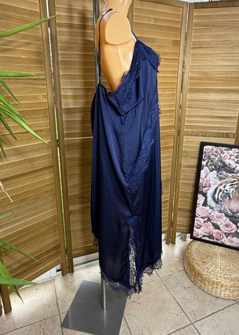 Robe nuisette asymétrique satinée marine et dentelle bretelles réglables du 40 au 52 