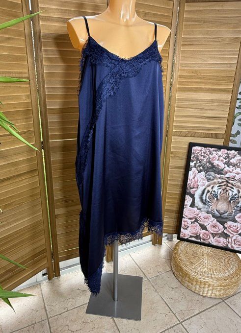 Robe nuisette asymétrique satinée marine et dentelle bretelles réglables du 40 au 52 