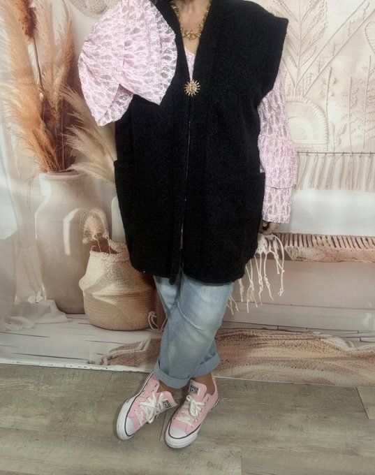Gilet sans manches noir + broche Soleil du 42 au 52/54 et même + 