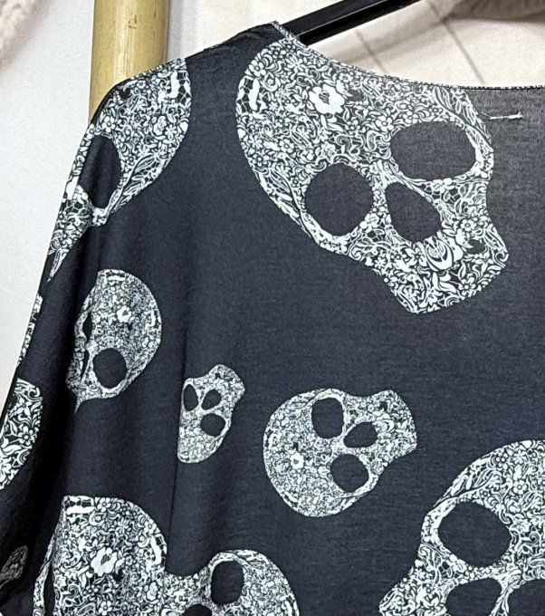 Top fin ample noir Skulls en fleurs crème All-over du 42 au 54/56