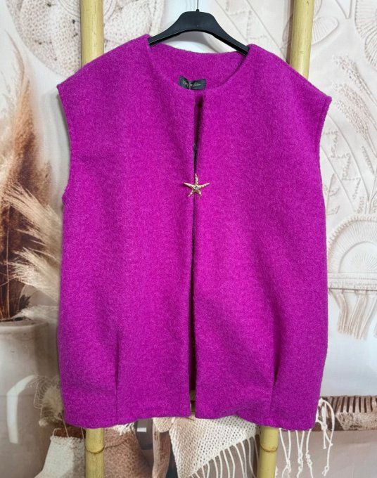 Veste sans manches façon laine bouillie Aubergine +  broche dorée du 40 au 50/52