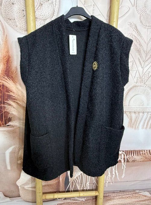 Gilet sans manches noir + broche Soleil du 42 au 52/54 et même + 