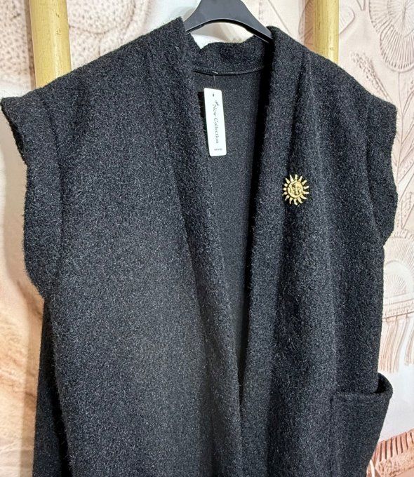 Gilet sans manches noir + broche Soleil du 42 au 52/54 et même + 