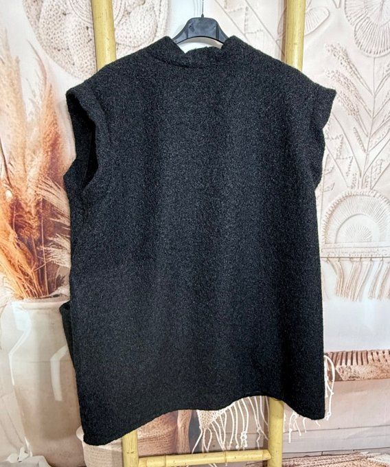 Gilet sans manches noir + broche Soleil du 42 au 52/54 et même + 