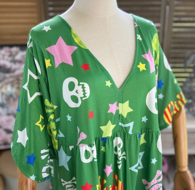Robe trapèze courte verte Mexican Skulls  & étoiles multicolores du 40 au 52 