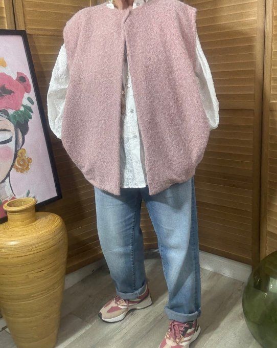 Veste sans manches façon blouson bouclette rose poudré du 40 au 48/50 (et même + si portée ouverte) 