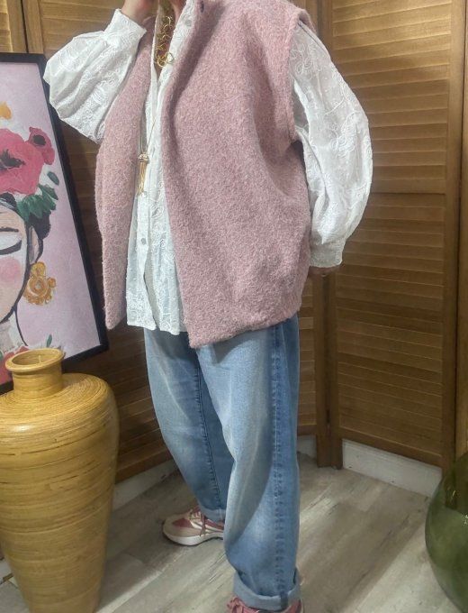 Veste sans manches façon blouson bouclette rose poudré du 40 au 48/50 (et même + si portée ouverte) 