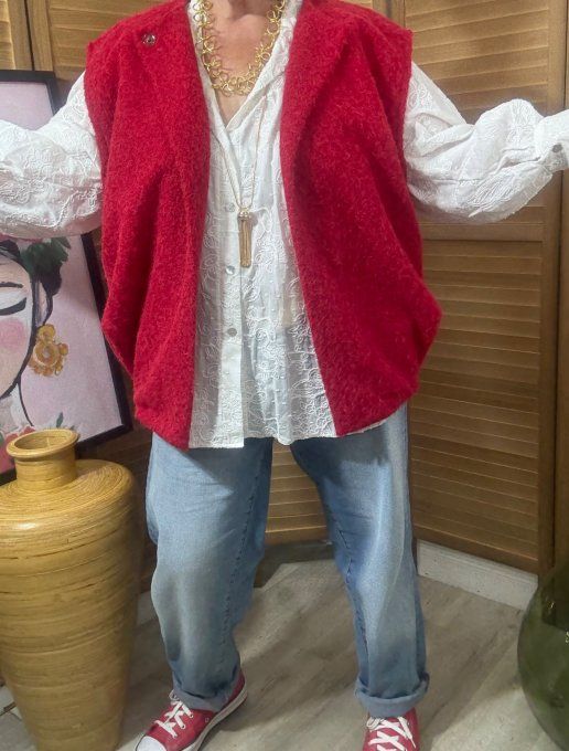 Veste sans manches façon blouson bouclette rouge du 40 au 48/50 (et même + si portée ouverte)