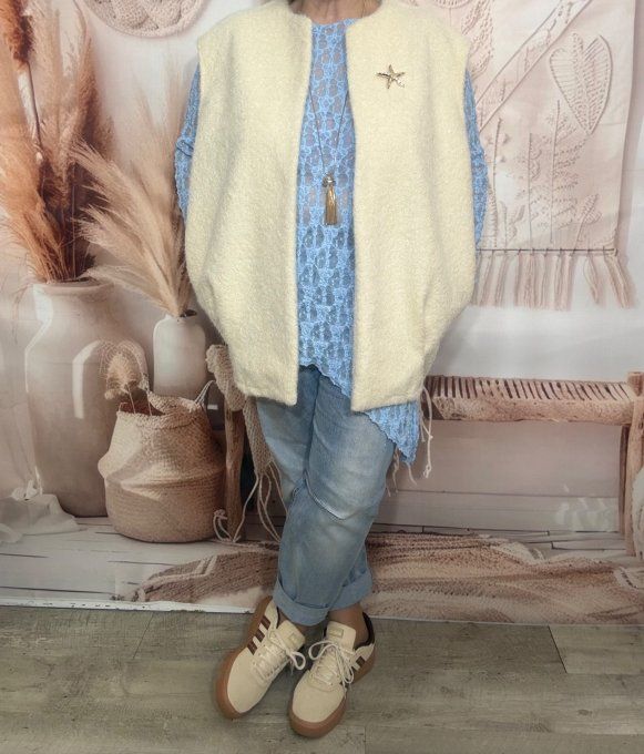 Veste sans manches façon laine bouillie crème + broche dorée du 40 au 50/52 