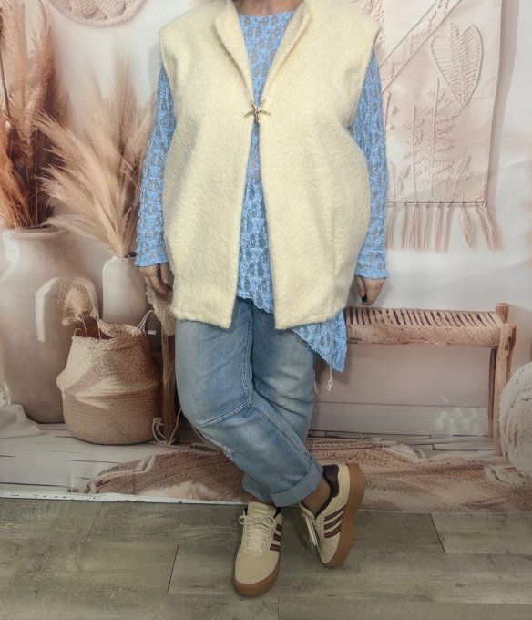 Veste sans manches façon laine bouillie crème + broche dorée du 40 au 50/52 