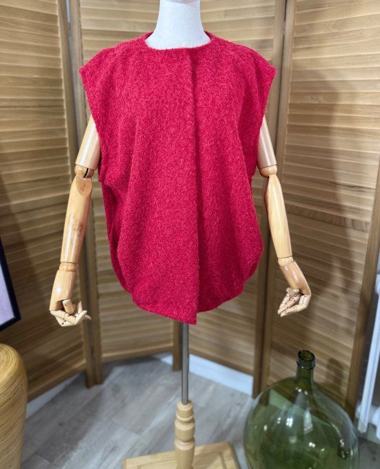 Veste sans manches façon blouson bouclette rouge du 40 au 48/50 (et même + si portée ouverte)