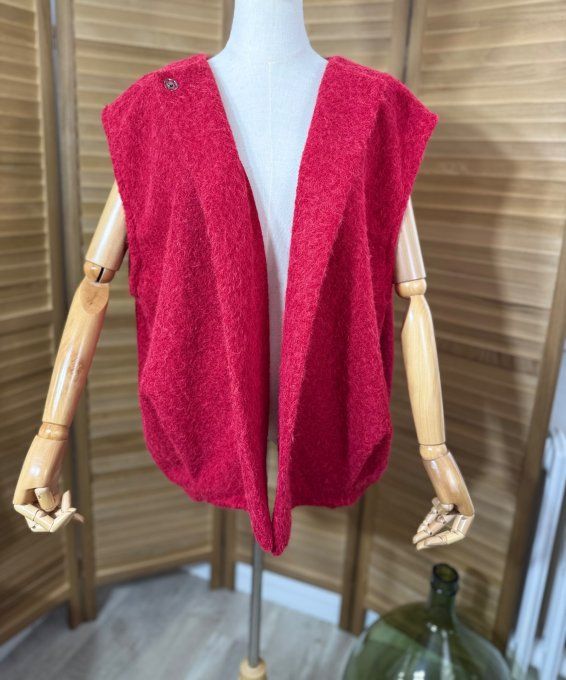 Veste sans manches façon blouson bouclette rouge du 40 au 48/50 (et même + si portée ouverte)