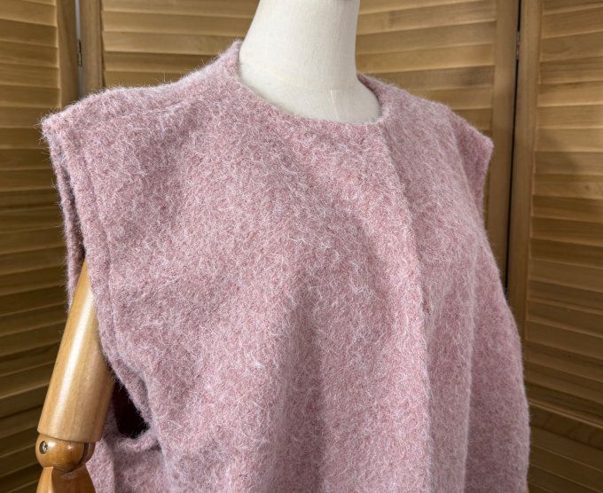 Veste sans manches façon blouson bouclette rose poudré du 40 au 48/50 (et même + si portée ouverte) 