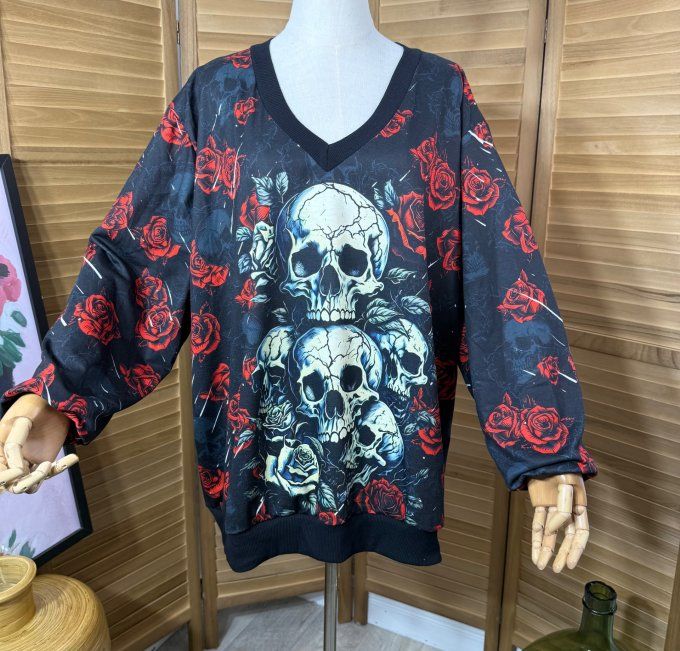 Sweat ample col V manches longues The Skulls Tribe & Red Roses du 40 au 52