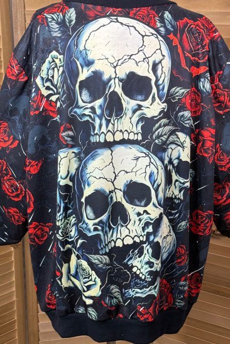 Sweat ample col V manches longues The Skulls Tribe & Red Roses du 40 au 52