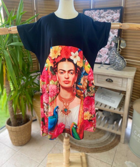 Robe trapèze courte noire & multicolore Frida Kahlo aux Fleurs du 40 au 50