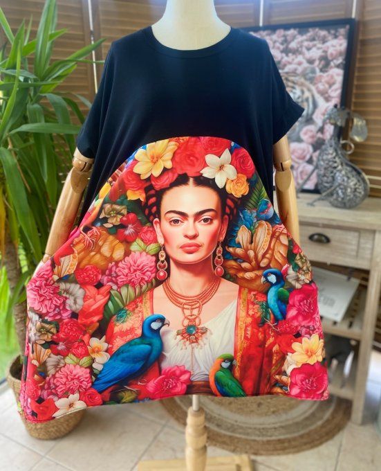 Robe trapèze courte noire & multicolore Frida Kahlo aux Fleurs du 40 au 50