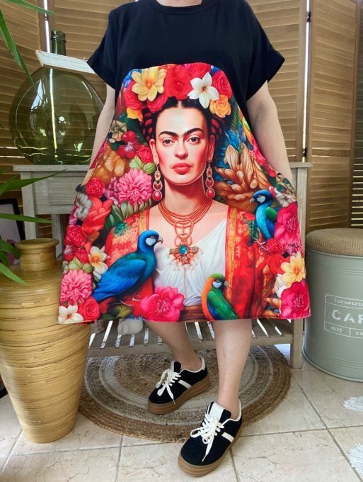 Robe trapèze courte noire & multicolore Frida Kahlo aux Fleurs du 40 au 50