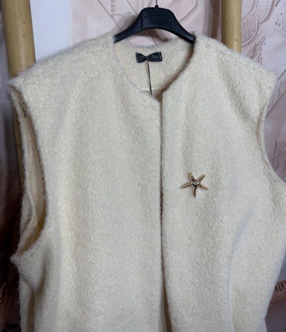 Veste sans manches façon laine bouillie crème + broche dorée du 40 au 50/52 