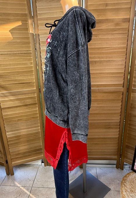 Sweat à capuche noir délavé La Fillette au noeud rouge & sequins noirs brillants du 38 au 50