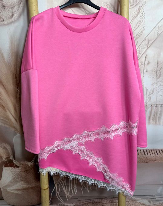Sweat asymétrique long fuschia col rond et dentelle blanche du 38 au 50 