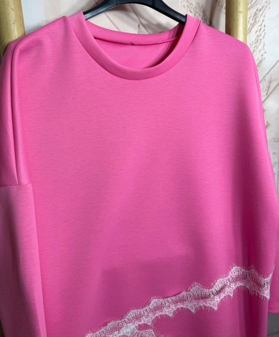 Sweat asymétrique long fuschia col rond et dentelle blanche du 38 au 50 