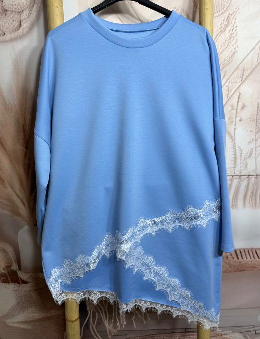 Sweat asymétrique long Bleu ciel col rond et dentelle blanche du 38 au 50 
