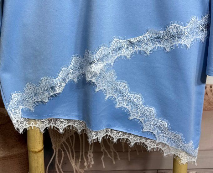 Sweat asymétrique long Bleu ciel col rond et dentelle blanche du 38 au 50 